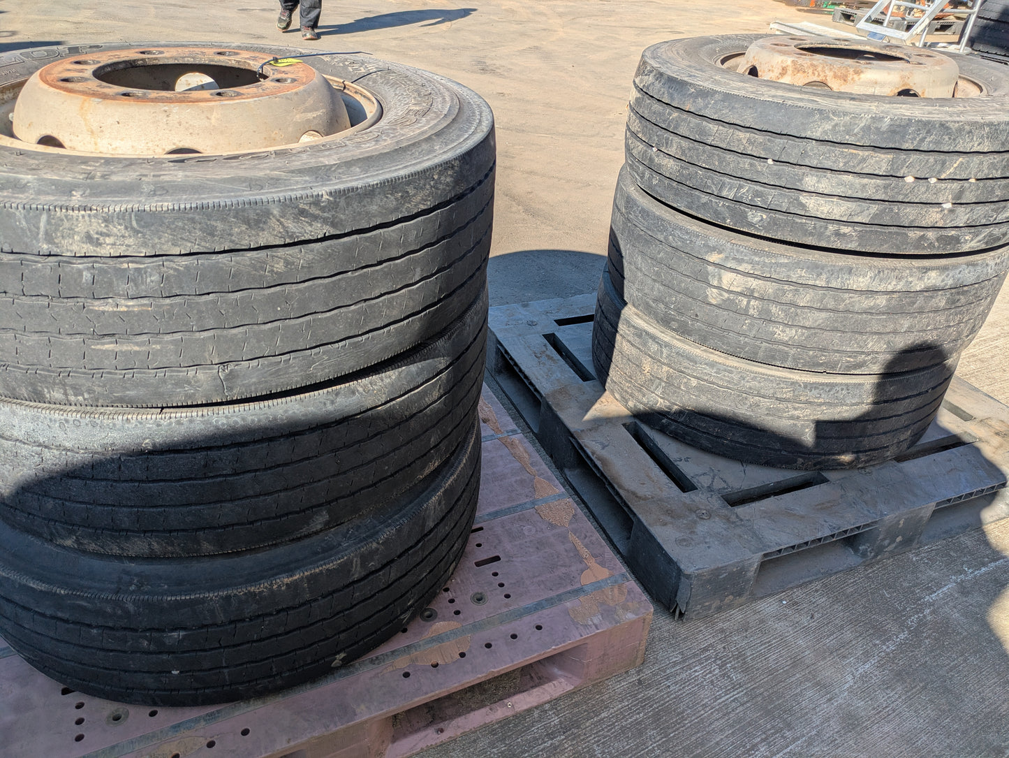 タイヤ　チューブレスタイヤ　6本　DUNLOP DECTES SP122　265/70R19:5　（中古）
