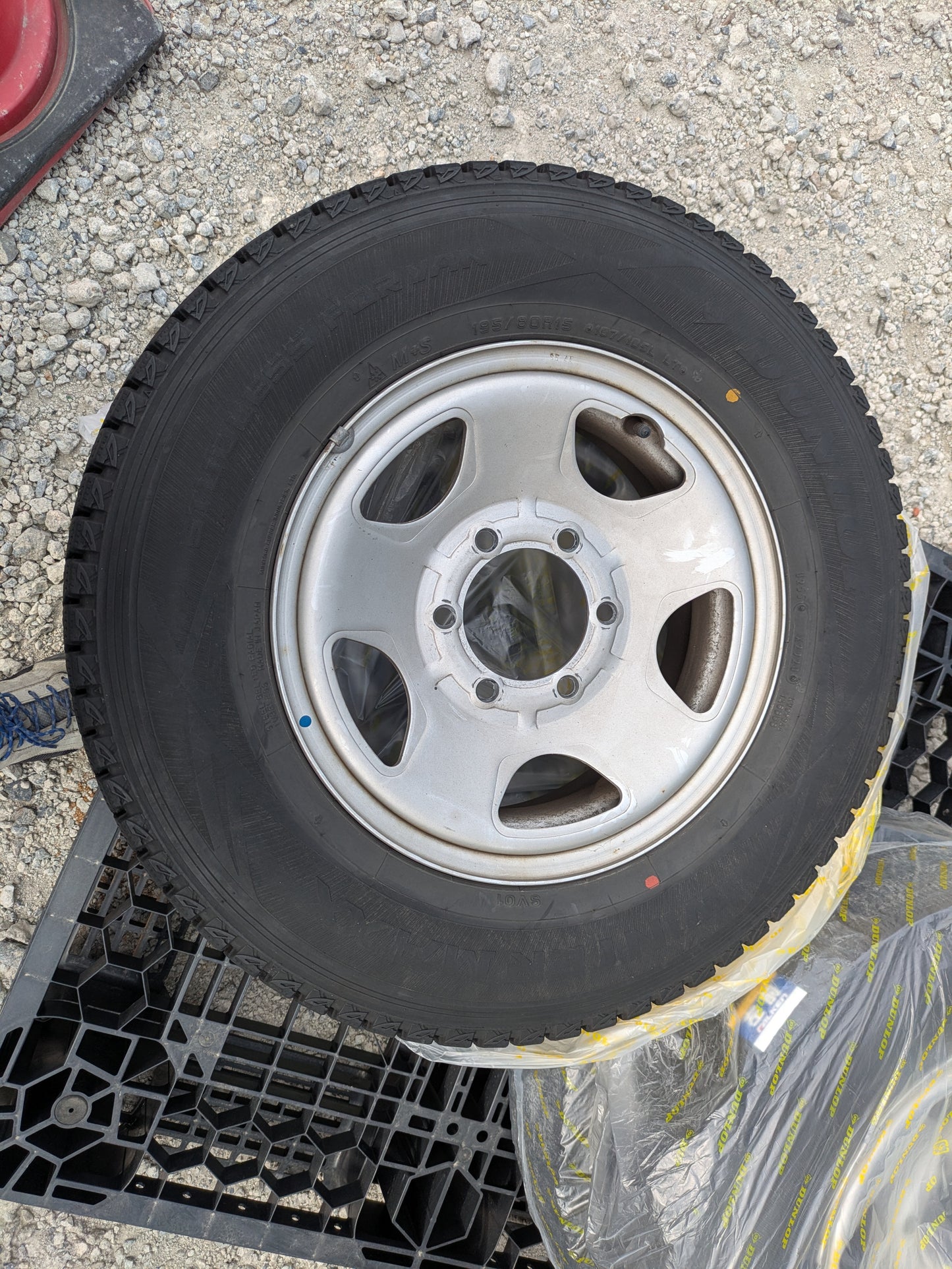 タイヤ　スタッドレスタイヤ　4本　DUNLOP　195/80R15　WINTER MAXX　SV01（中古）