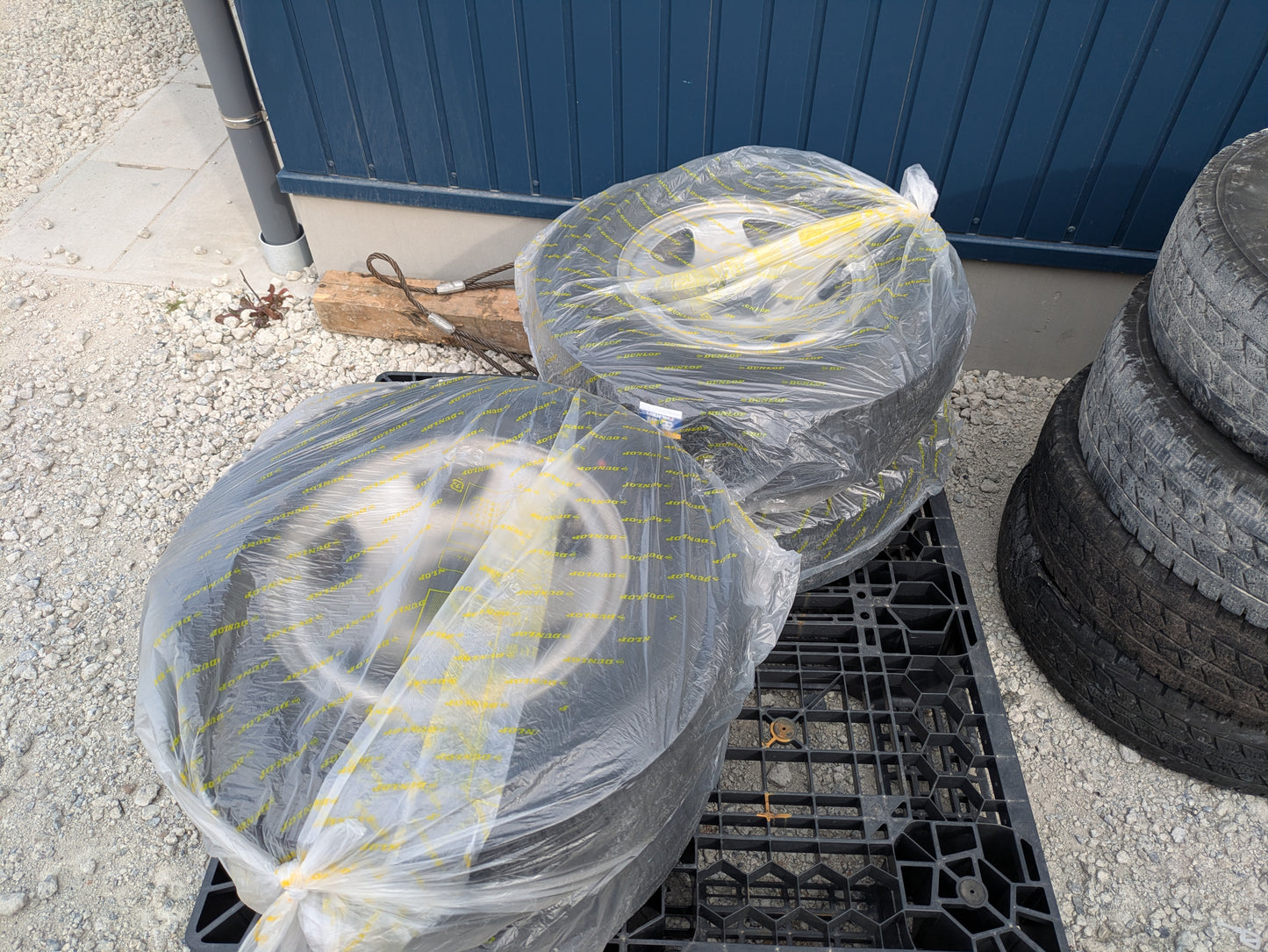 タイヤ　スタッドレスタイヤ　4本　DUNLOP　195/80R15　WINTER MAXX　SV01（中古）