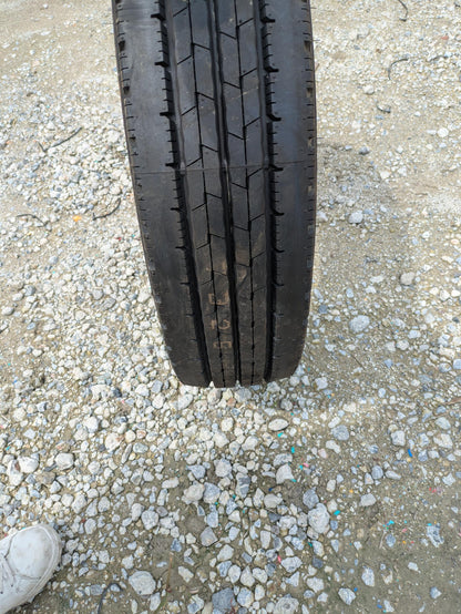 タイヤ　ノマールタイヤ　DUNLOP　195/85R16 114/112L LT（中古）
